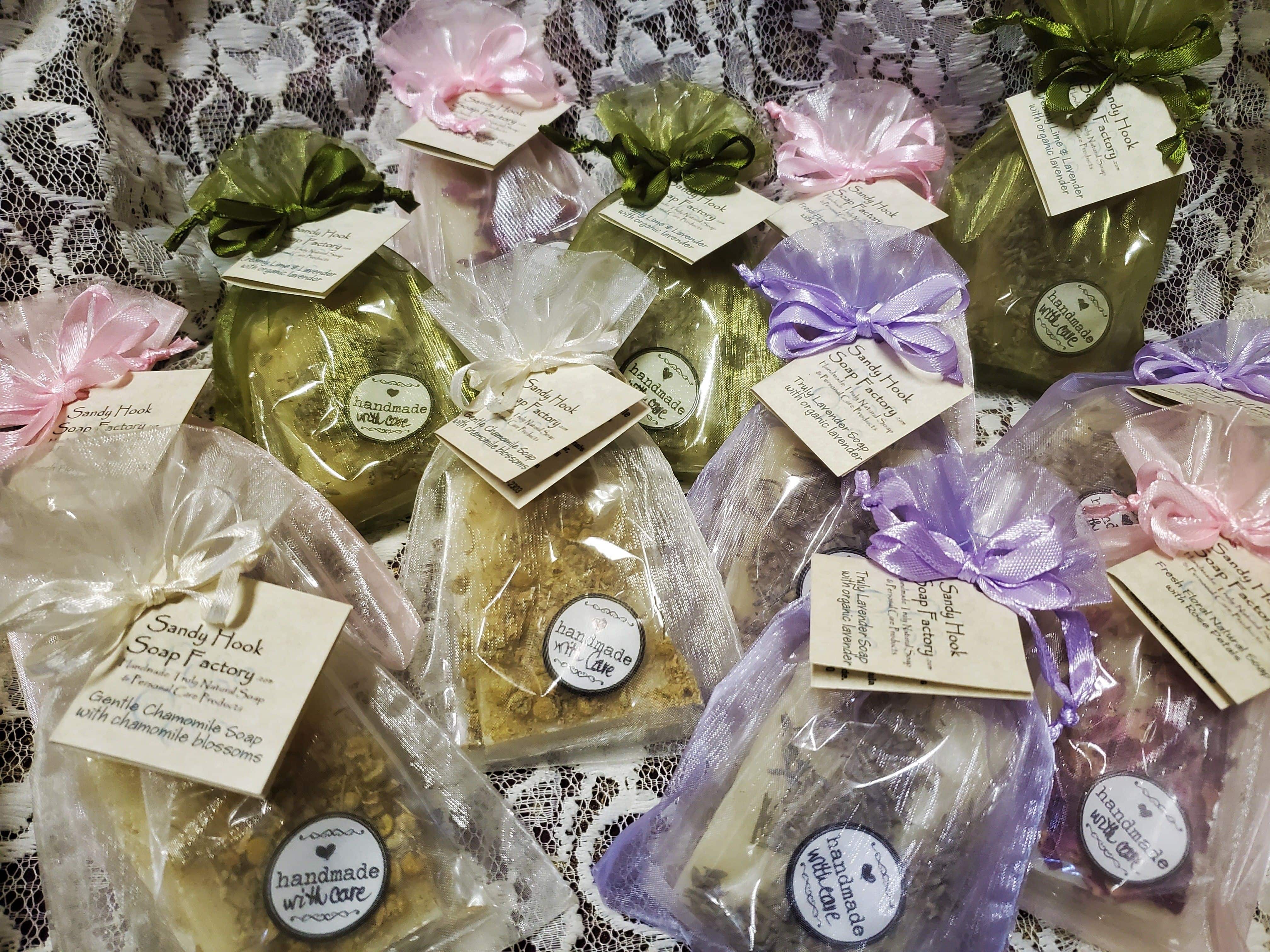 Our all natural soap favours make attractive, inexpensive gifts handmade in Canada from the finest of wholesome ingredients. Premium wedding soap favours.