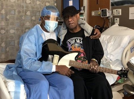 'This Saved My Sanity': Medical Assistant Surprises Patient With Guitar