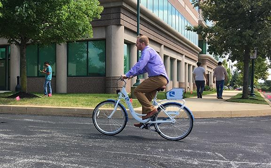 Bike share rider on lunch at office building