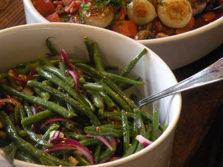 Green bean salad with red onion hazelnut dressing