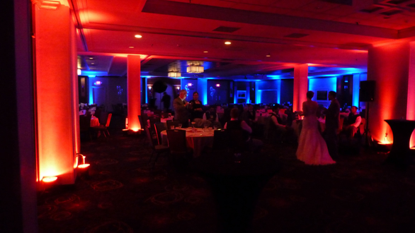 Holiday Inn, Duluth
Great Lakes Ballroom with blue and red wedding lighting.