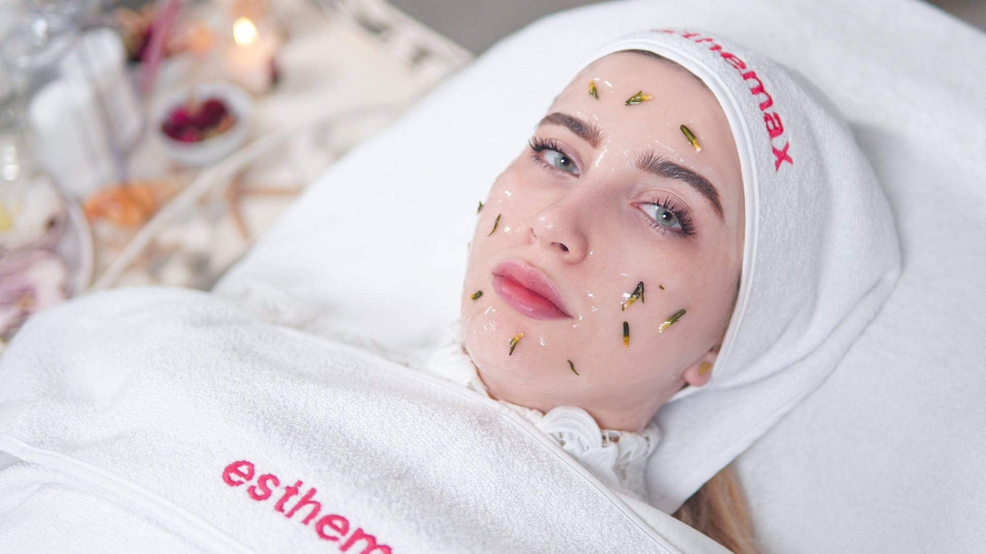 dry skin facial using peptide ingredients that help hydration, wrinkles and collagen