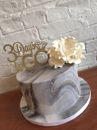 Topper: Gold glitter Acrylic
Cake: Patisserie V. Marie