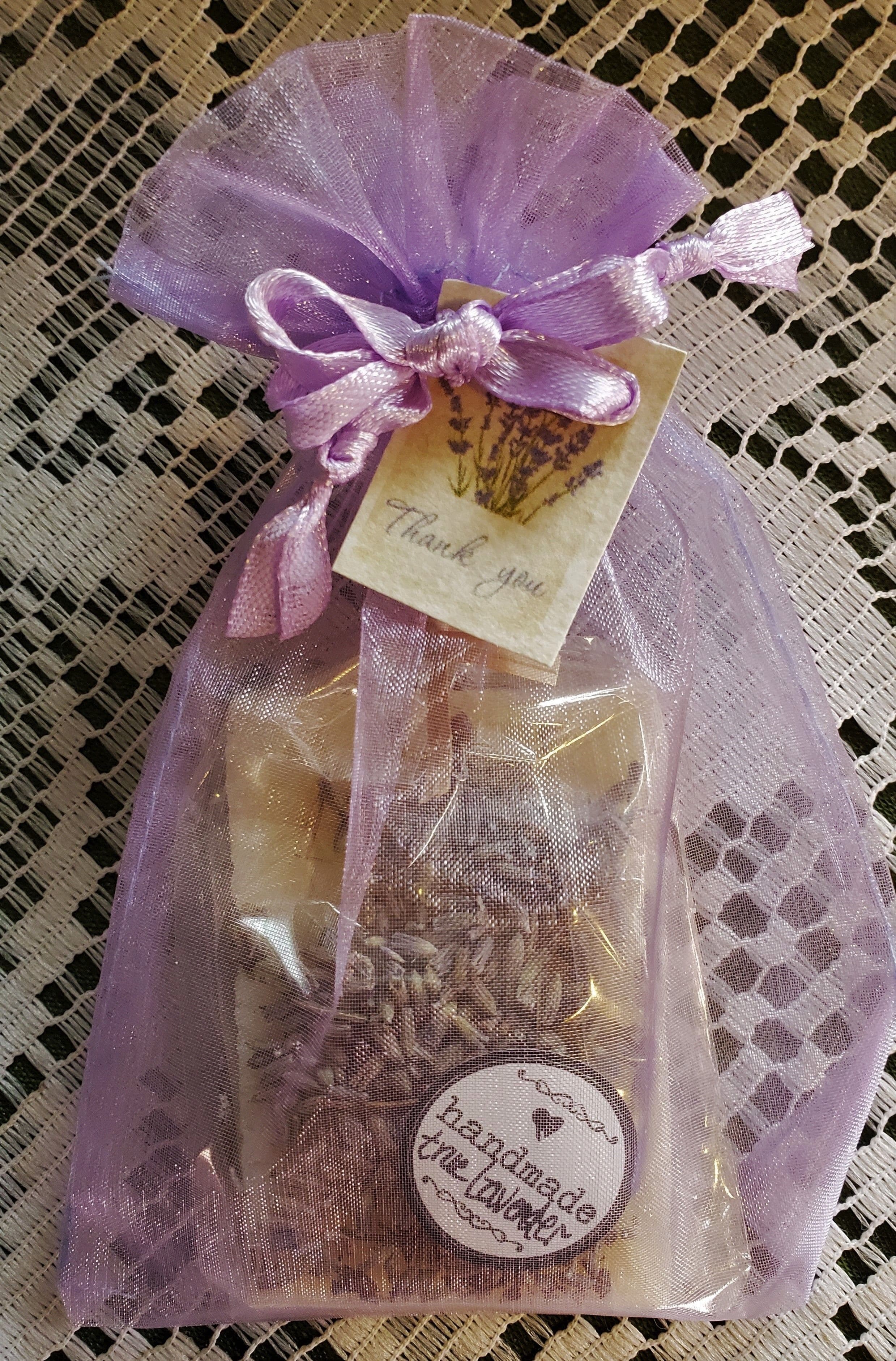 Our true lavender soap favours make the perfect little gift for any occasion.  Decorated with organic lavender, this soap is an elegant 100% natural gift soap.