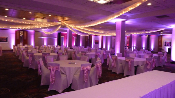 Holiday Inn, Duluth
Great Lakes Ballroom with pink wedding lighting.