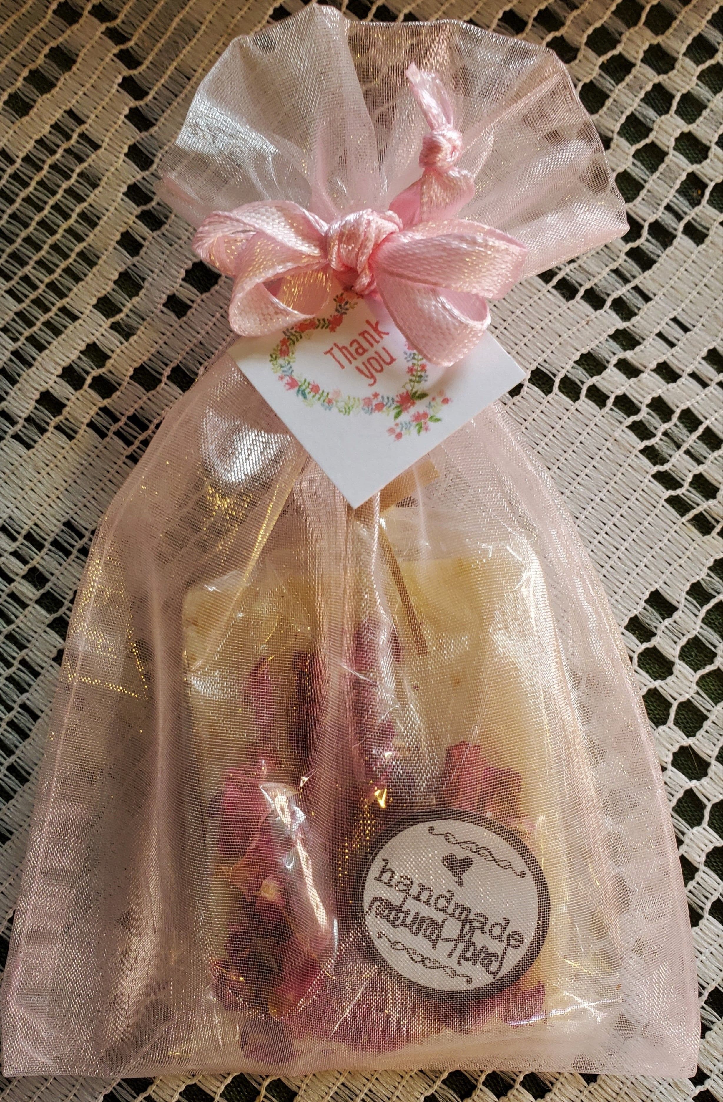 This premium soap favour is a beautiful blend of natural floral essential oils decorated with organic rose petals.  A beautiful and useful fragrant gift.